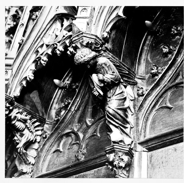 Mur nord, stalles hautes, console 8 : ange jouant de la cymbale.