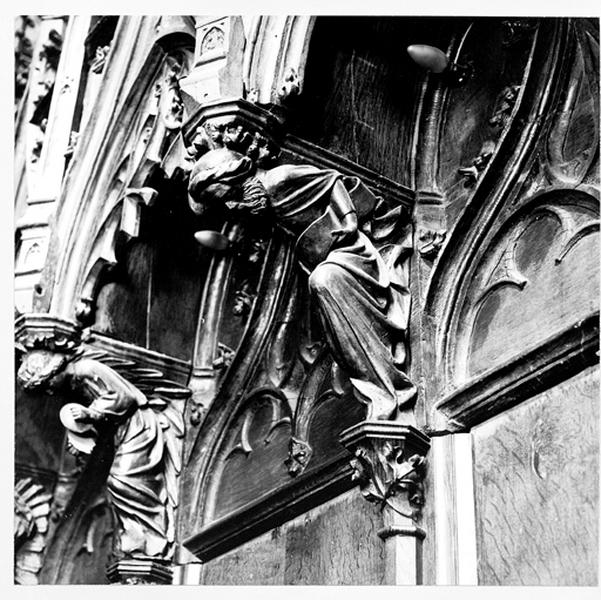 Mur nord, stalles hautes, console 9 : homme portant un phylactère.