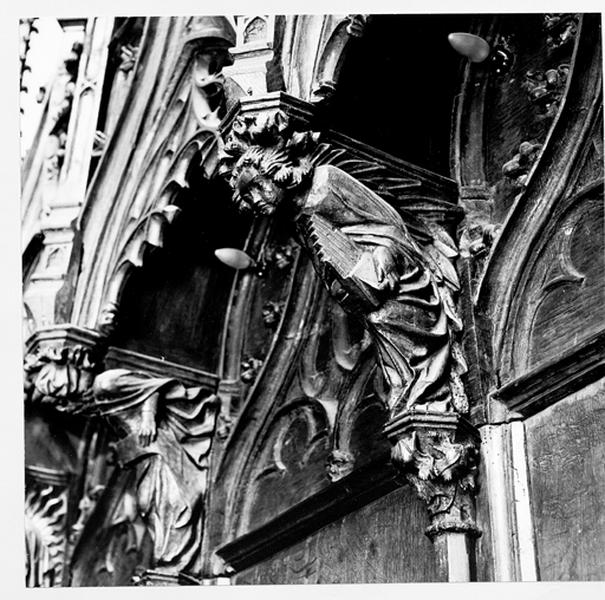 Mur nord, stalles hautes, console 12 : ange jouant de l'orgue porrtatif.