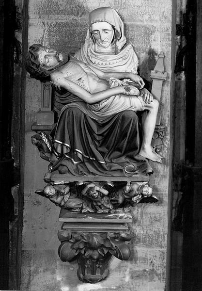 Statue de la Vierge de Pitié, vue de face.