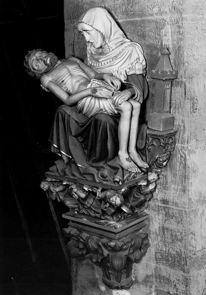 Statue de la Vierge de Pitié, vue de trois quarts.