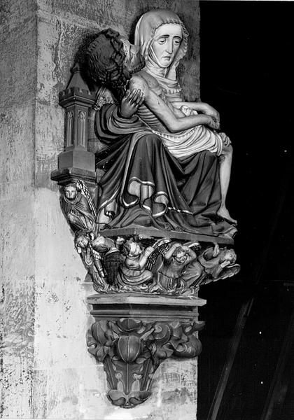Statue de la Vierge de Pitié, vue de trois quarts. - © Région Alsace - Inventaire général