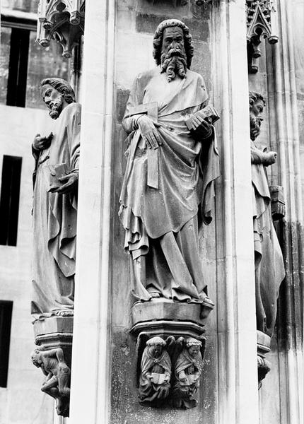 Tour Nord, premier niveau : statue (T2) de l'apôtre Saint Thomas, sculptée par Hils en 1906.