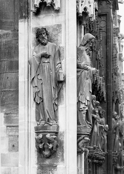 Tour Nord, premier niveau : statue (T1) de l'apôtre Saint Jude(?), sculptée par Hils en 1906.