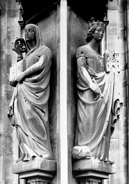 Tour Nord, contrefort N VII : statues de Sainte Odile (01) et Sainte Richarde (02), par Weiss en 1895.