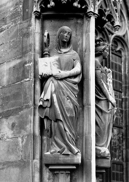 Tour Nord, contrefort N VII : statue de Sainte Odile (01), par Weiss en 1895.