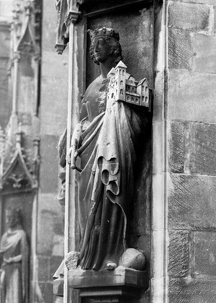 Tour Nord, contrefort N VII : statue de Sainte Richarde (02), vue de trois quarts.