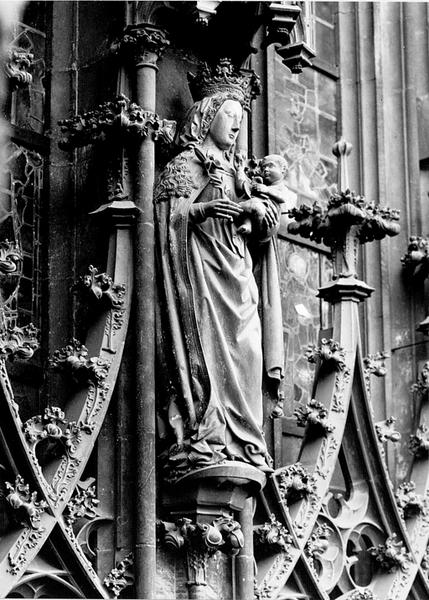 Façade Nord, portail latéral nord : statue de la Vierge à l'Enfant (N2).