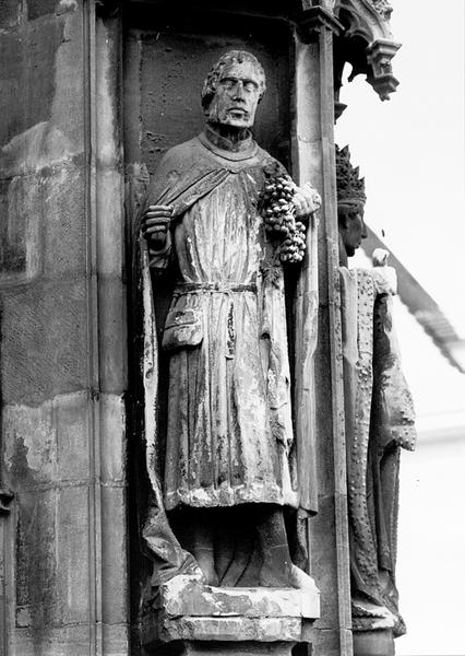 Tour Nord, contrefort N IX : statue de Saint Henri (01).