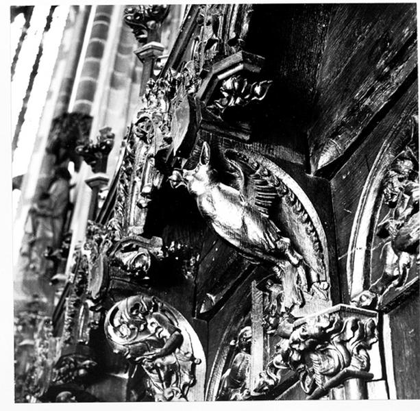 Mur sud du choeur, stalles hautes, 2ème groupe, console 4 : oiseau à grandes oreilles.