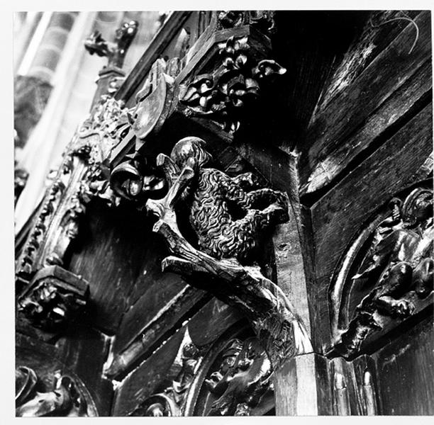 Mur sud du choeur, stalles hautes, 2ème groupe, console 6 : singe assis sur une branche.