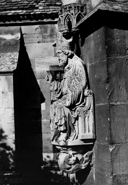 Façade ouest, contrefort S III : statue de Saint Arbogast (01), vue de profil.