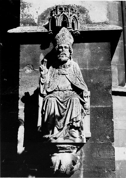 Façade ouest, contrefort S III : statue de Saint Arbogast (01), par Hils.