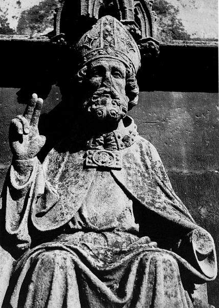 Façade ouest, contrefort S III : statue de Saint Arbogast (01).