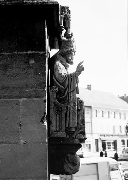 Façade ouest, contrefort S III : statue de Saint Arbogast (01), vue de profil.