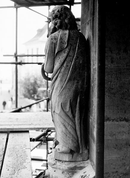 Façade ouest, contrefort N III : statue de Roi Mage (02), vue de dos.