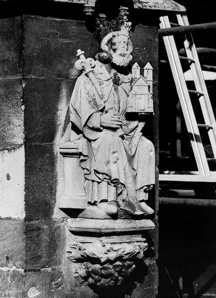 Façade ouest, contrefort N II : statue de Saint Henri (01), sculptée par Hils, en 1911.