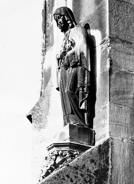 Façade ouest, contrefort S II : statue de Sainte Thérèse de Lisieux (02), par Klein, vue de trois quarts.