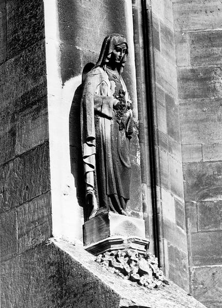 Façade ouest, contrefort S II : statue de Sainte Thérèse de Lisieux (02), par Klein, vue de trois quarts.