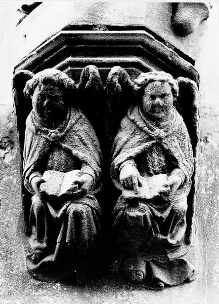 Tour Nord, premier niveau : console de la statue (T2) de l'apôtre Saint Thomas, vue de face.