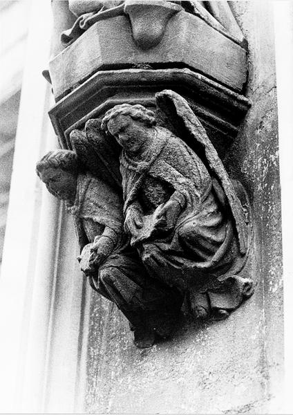 Tour Nord, premier niveau : console de la statue (T2) de l'apôtre Saint Thomas.