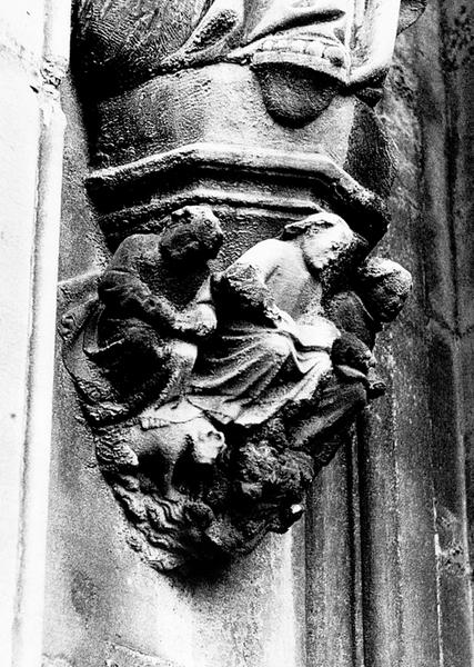 Tour Nord : console de la statue de Saint Jacques le Mineur (T12) : évangélistes assis sur leurs symboles.