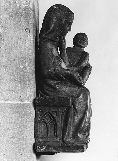 Vue de profil de la statue de la Vierge à l'Enfant.