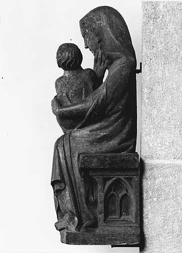 Vue de profil de la statue de la Vierge à l'Enfant.