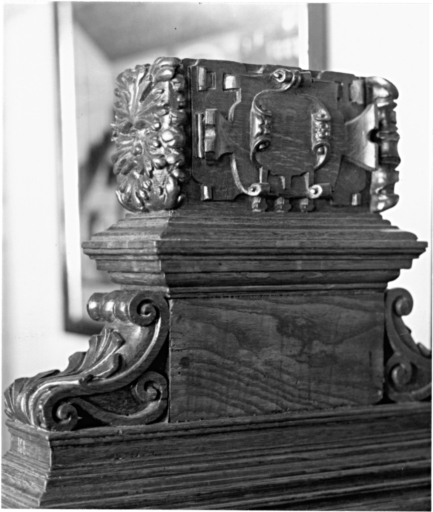 Détail : console latérale gauche.