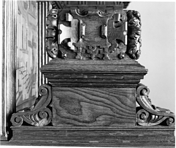 Détail : console latérale gauche.