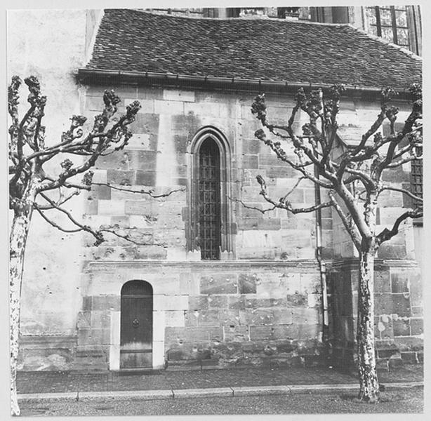 Façade sud, sacristie, partie gauche.