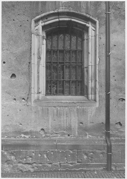 Façade sud de la chapelle Saint-Thiébaut, fenêtre du rez-de-chaussée.