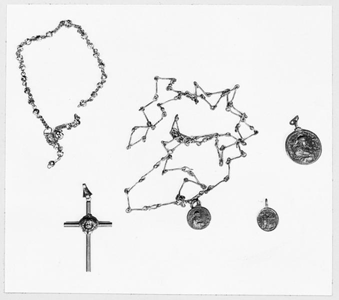 Objets trouvés dans la fosse des pestiférés de l'ancien cimetière des Franciscains.