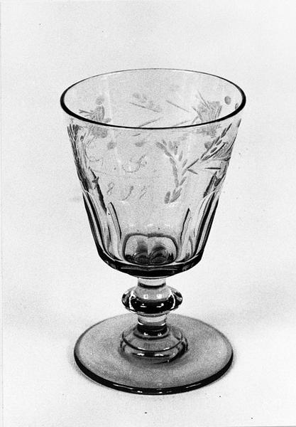 Vue d'ensemble d'un verre à pied datant de 1897.