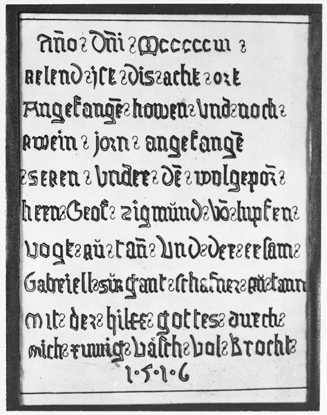 Transcription de l'inscription gravée à la base de la flèche nord (1516).