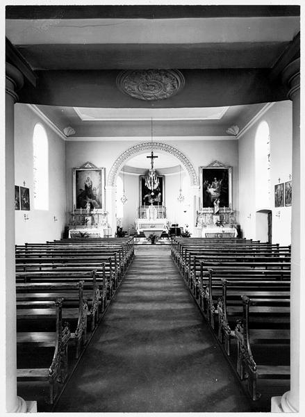 Vue d'ensemble de la nef et du choeur.