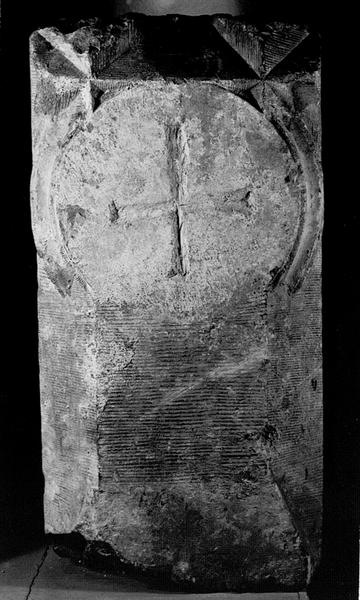 Face antérieure d'un fragment de bas-relief provenant de l'ancien hôtel de ville.