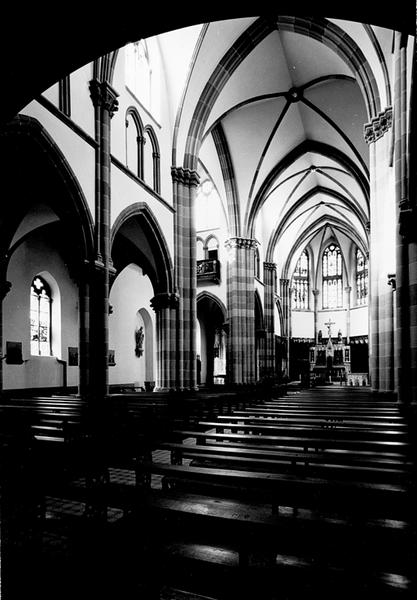 Vue d'ensemble de la nef et du choeur.