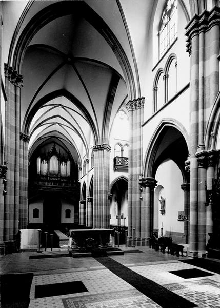 Vue d'ensemble de la nef vers la tribune d'orgue.