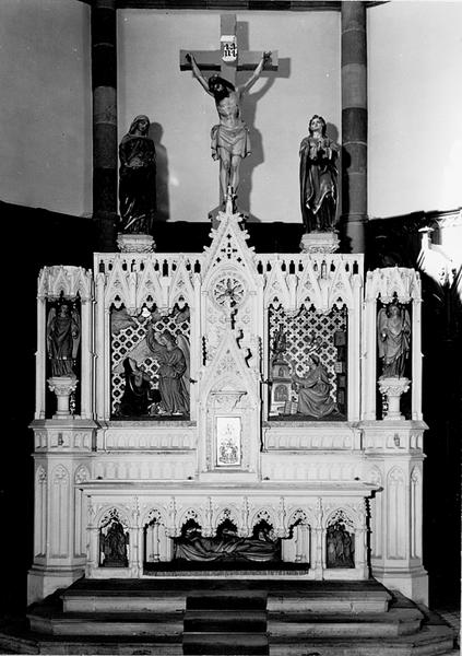 Maître-autel avec retable, tabernacle, gradin d'autel, 5 statues et 5 hauts-reliefs