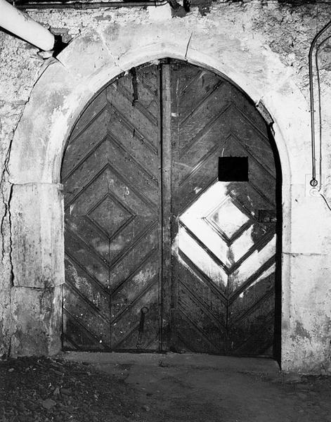 Cave du presbytère : porte de communication entre deux caves.