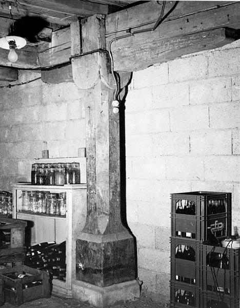 Cave du presbytère : pilier en bois.