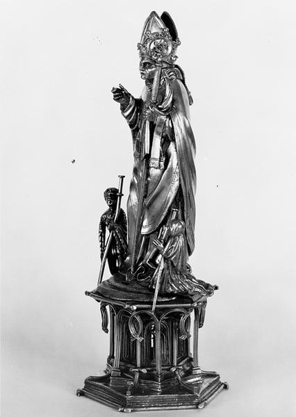 Statuette de Saint Thiébaut et deux pèlerins, vue de trois quarts droit.