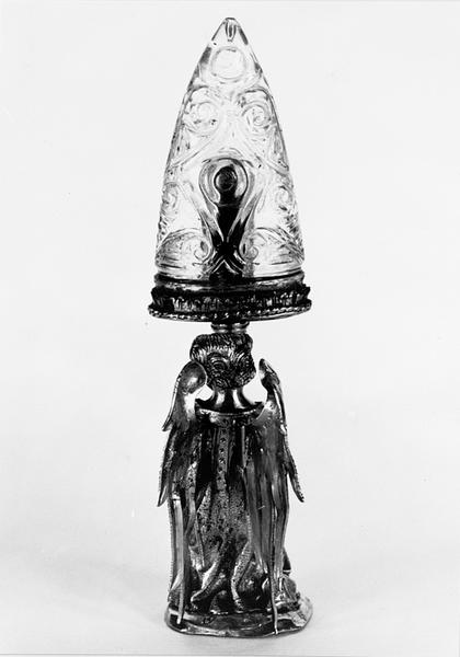 Statuette de l'ange portant la relique du pouce de Saint Thiébaut, vue de dos.
