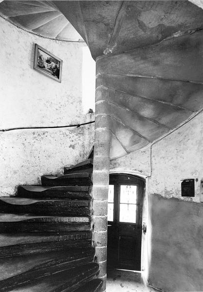 Escalier en vis vu du rez de chaussée de la tourelle.