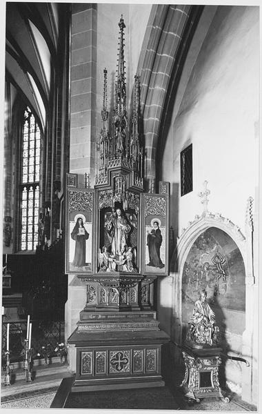 Vue d'ensemble de l'autel et du retable.