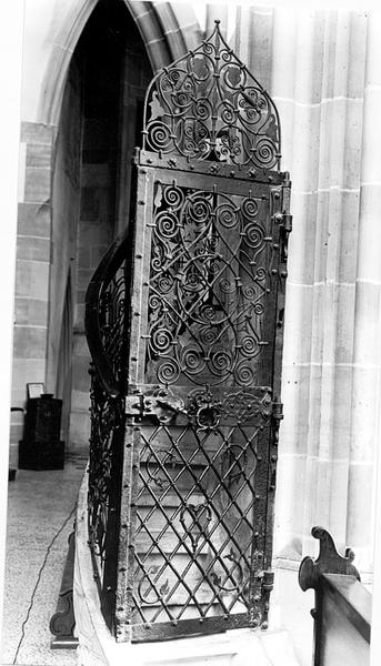 Vue de la porte en fer forgé.