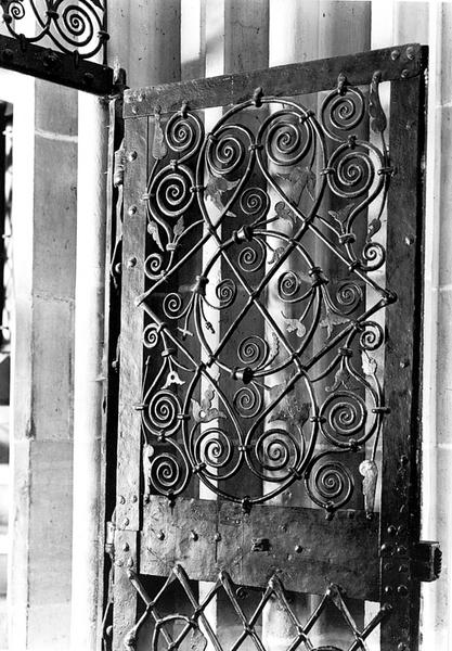 Porte en fer forgé, vue de trois quarts de la face postérieure du panneau supérieur.