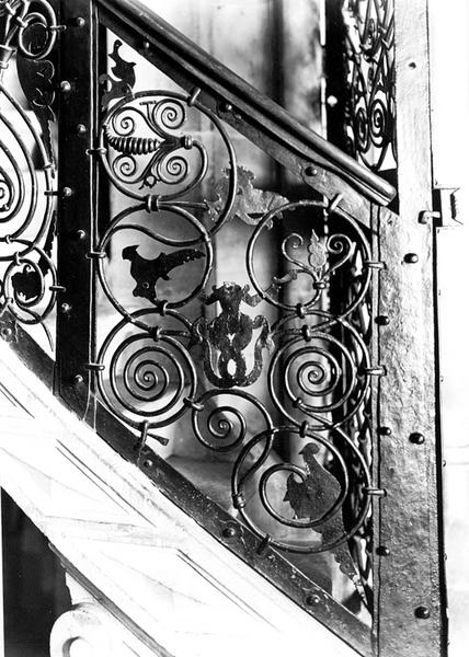 Grille de la rampe de l'escalier, détail du premier panneau.