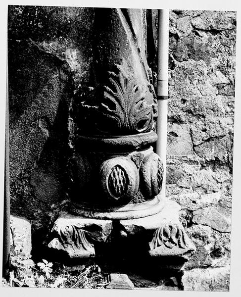 Vue de la partie inférieure de la colonne provenant de l'hôtel de ville détruit, remployée 13 rue Jacquot.